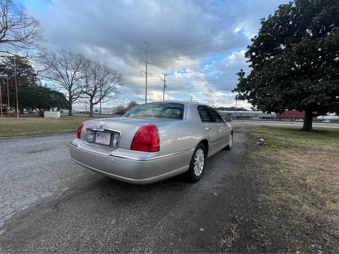 2004 Silver /Black Lincoln Town Car Ultimate (1LNHM83W84Y) with an 4.6 V8 engine, Automatic transmission, located at 5700 Curlew Drive, Norfolk, VA, 23502, (757) 455-6330, 36.841885, -76.209412 - Photo#6